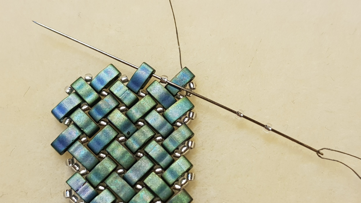 Collana a spina di pesce con perle di semi di Miyuki e Half Tila di Mariette Bessac : Tappa 10 Collana a spina di pesce con perle di semi di Miyuki e Half Tila di Mariette Bessac : Tappa 10