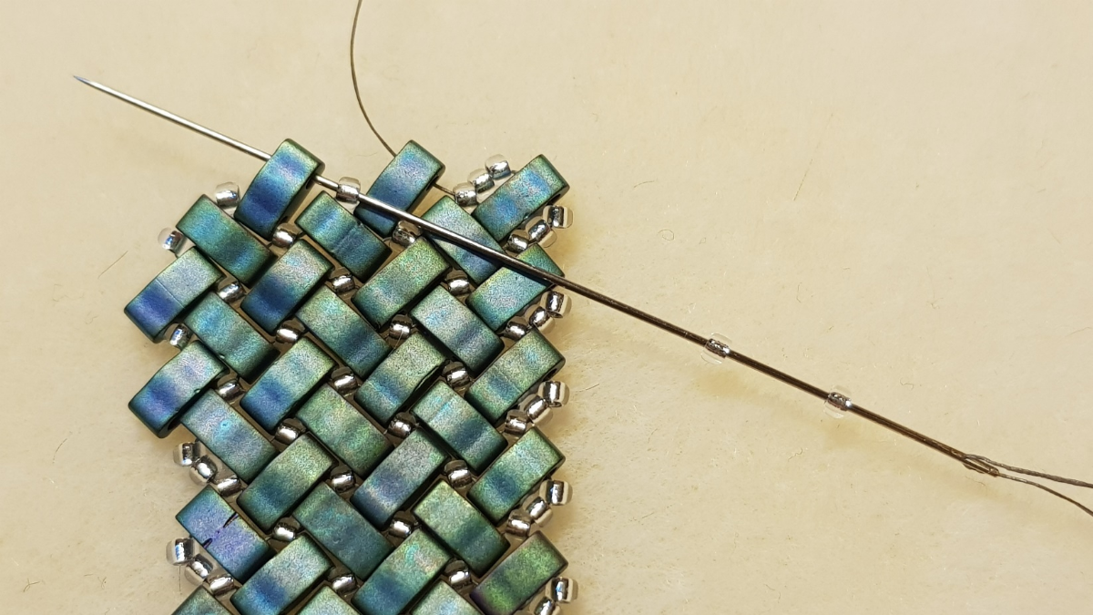 Collana a spina di pesce con perle di semi di Miyuki e Half Tila di Mariette Bessac : Tappa 11 Collana a spina di pesce con perle di semi di Miyuki e Half Tila di Mariette Bessac : Tappa 11