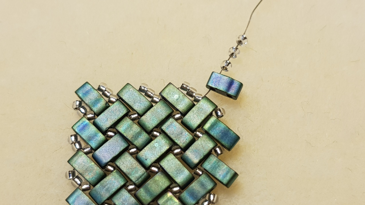 Collana a spina di pesce con perle di semi di Miyuki e Half Tila di Mariette Bessac : Tappa 12 Collana a spina di pesce con perle di semi di Miyuki e Half Tila di Mariette Bessac : Tappa 12