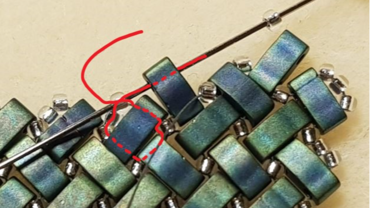 Collana a spina di pesce con perle di semi di Miyuki e Half Tila di Mariette Bessac : Tappa 16 Collana a spina di pesce con perle di semi di Miyuki e Half Tila di Mariette Bessac : Tappa 16