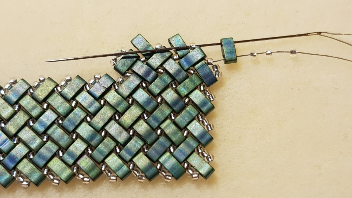 Collana a spina di pesce con perle di semi di Miyuki e Half Tila di Mariette Bessac : Tappa 21 Collana a spina di pesce con perle di semi di Miyuki e Half Tila di Mariette Bessac : Tappa 21