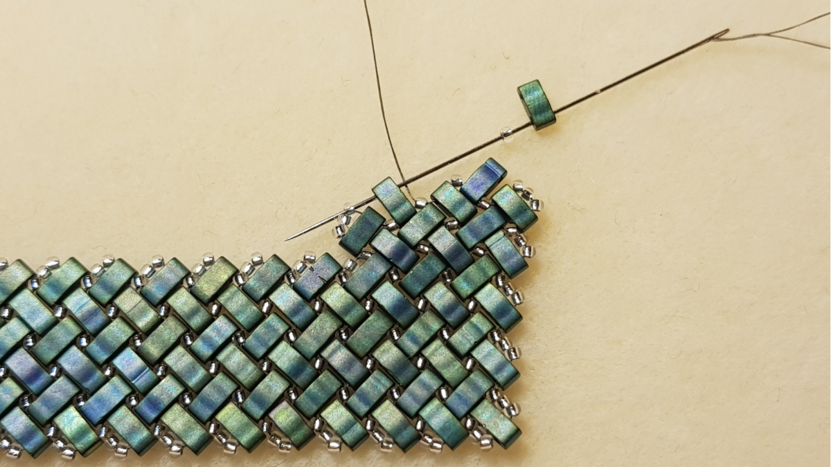 Collana a spina di pesce con perle di semi di Miyuki e Half Tila di Mariette Bessac : Tappa 23 Collana a spina di pesce con perle di semi di Miyuki e Half Tila di Mariette Bessac : Tappa 23