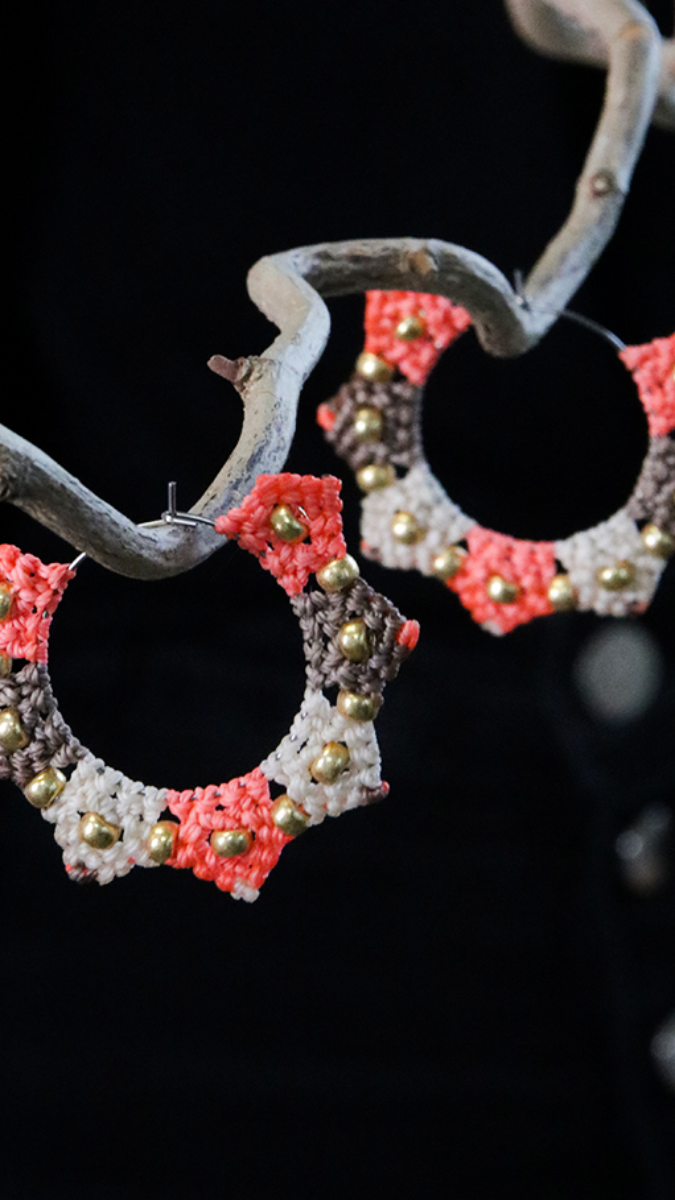 Orecchini creoli in micro-macramé di Lilou Créa