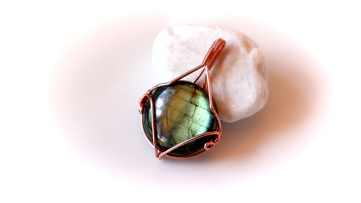 Set di pendenti in pietra preziosa con filo di rame