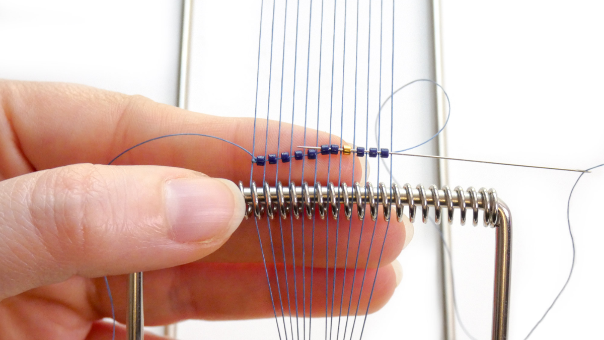 Bracciale Miyuki con fiori dorati e chiusura magnetica : Tappa 2