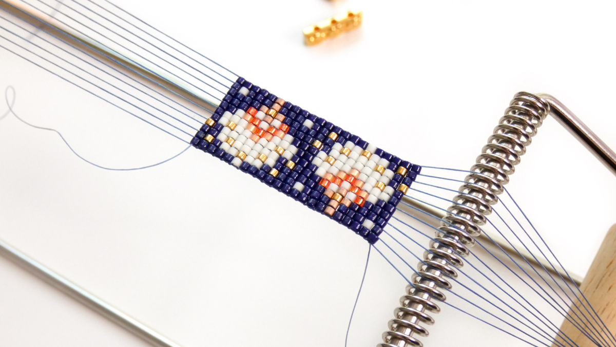 Bracciale Miyuki con fiori dorati e chiusura magnetica : Tappa 3