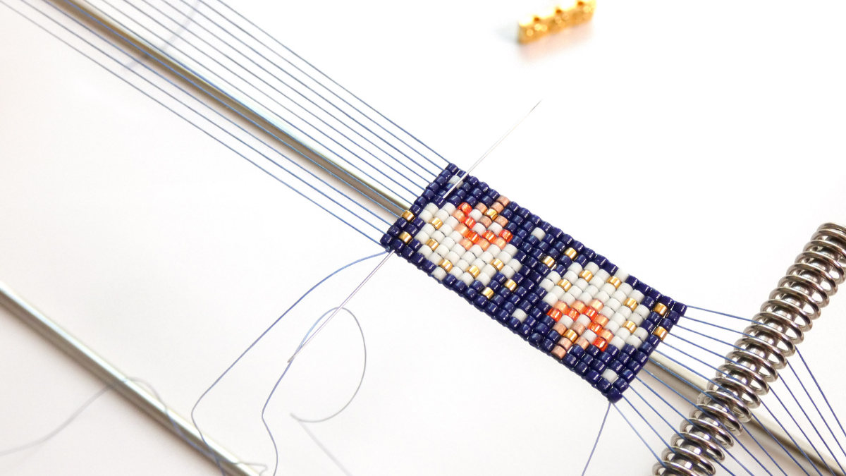 Bracciale Miyuki con fiori dorati e chiusura magnetica : Tappa 4