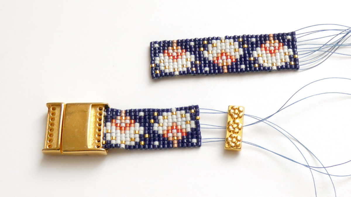 Bracciale Miyuki con fiori dorati e chiusura magnetica : Tappa 7