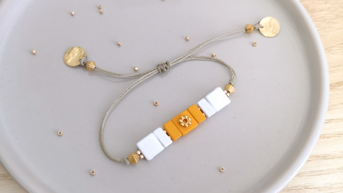 Bracciale regolabile con perline effetto gomma quadrata Bracciale regolabile con perline effetto gomma quadrata