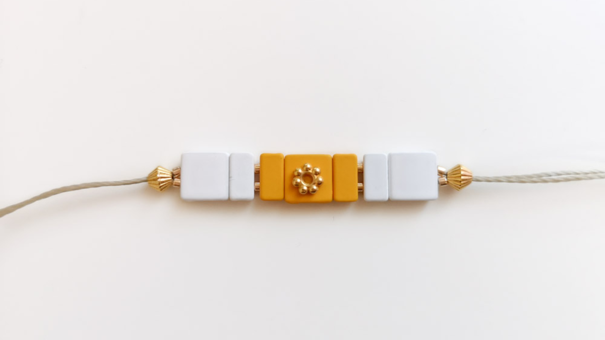 Schema Bracciale regolabile con perline effetto gomma quadrata