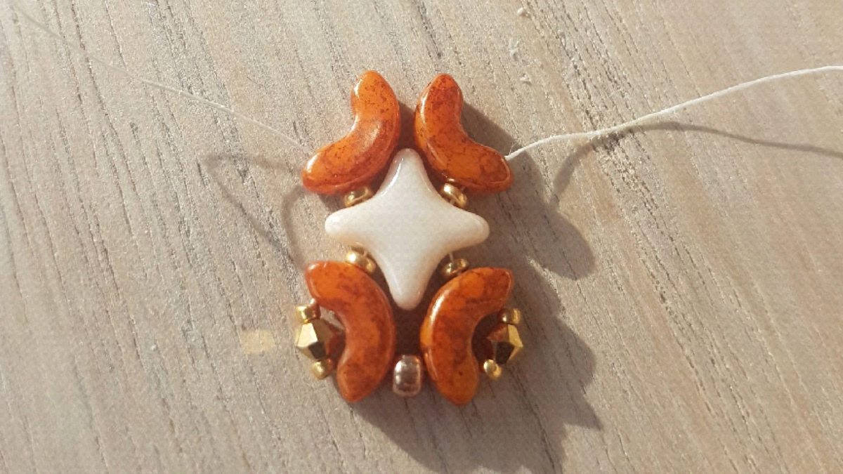 Bracciale chic da festa con perline Starbeads e perline Arcos di Puca : Tappa 4 Bracciale chic da festa con perline Starbeads e perline Arcos di Puca : Tappa 4