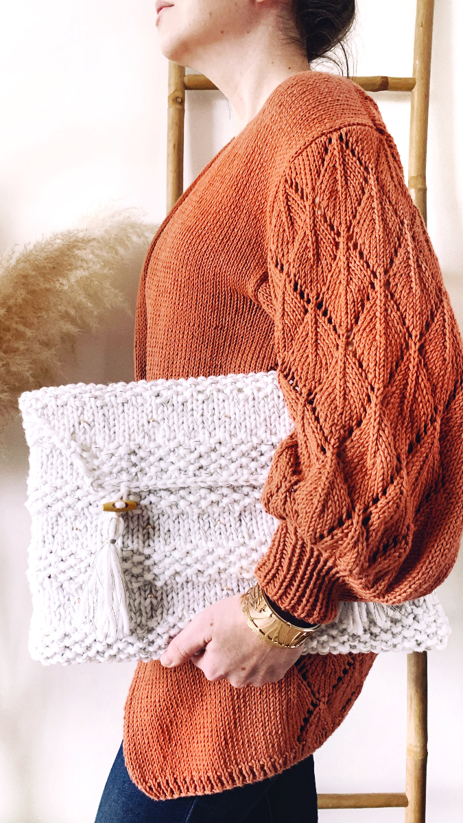 Elegante astuccio per computer in maglia con inserto in perline di metallo e filo dorato