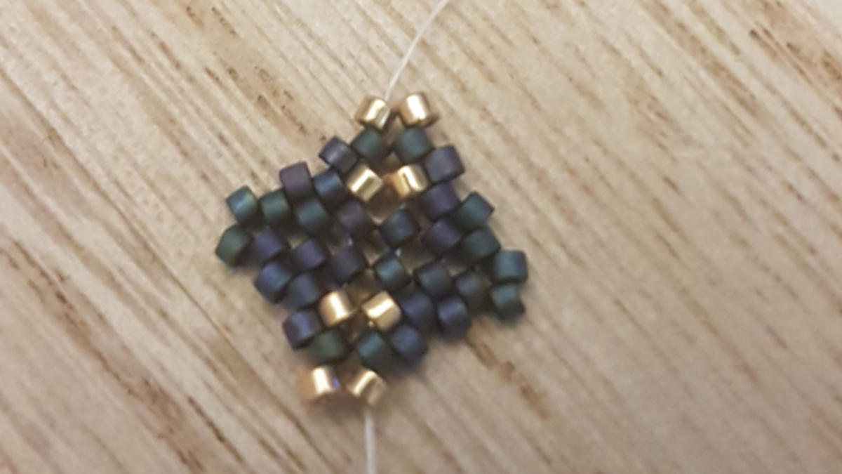 Stelle di Natale in 3D in tessuto peyote con perline Miyuki : Tappa 3 Stelle di Natale in 3D in tessuto peyote con perline Miyuki : Tappa 3