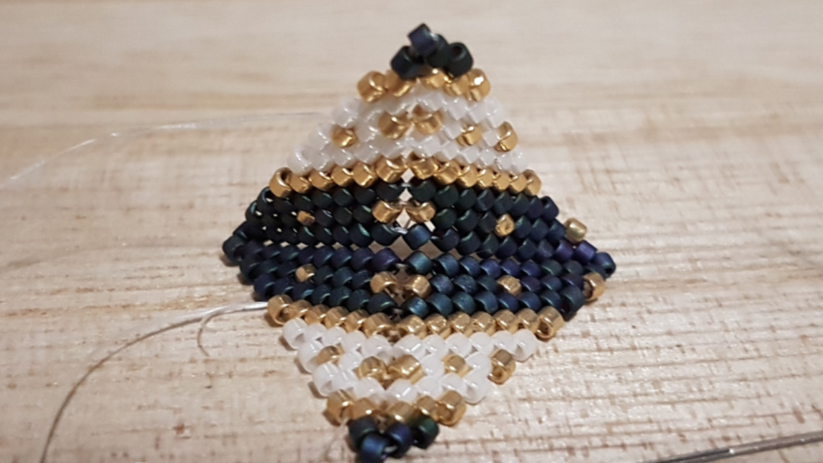 Stelle di Natale in 3D in tessuto peyote con perline Miyuki : Tappa 6 Stelle di Natale in 3D in tessuto peyote con perline Miyuki : Tappa 6