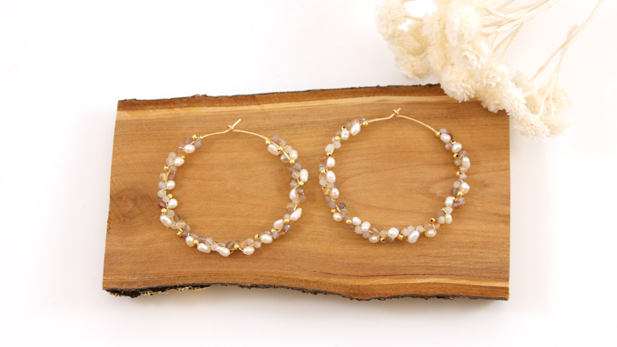 Creoli fai da te con effetto a grappolo d'oro con perle e gemme d'acqua dolce