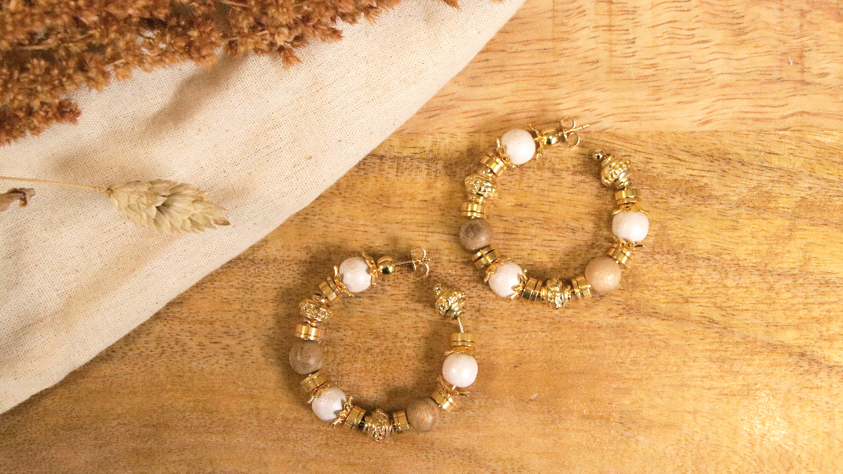 Schema Orecchini creoli traforati con perle di legno e perle dorate