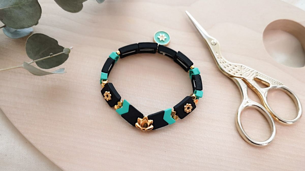 Schema Bracciale elastico con perline effetto gomma a spina di pesce e interstrato di loto dorato