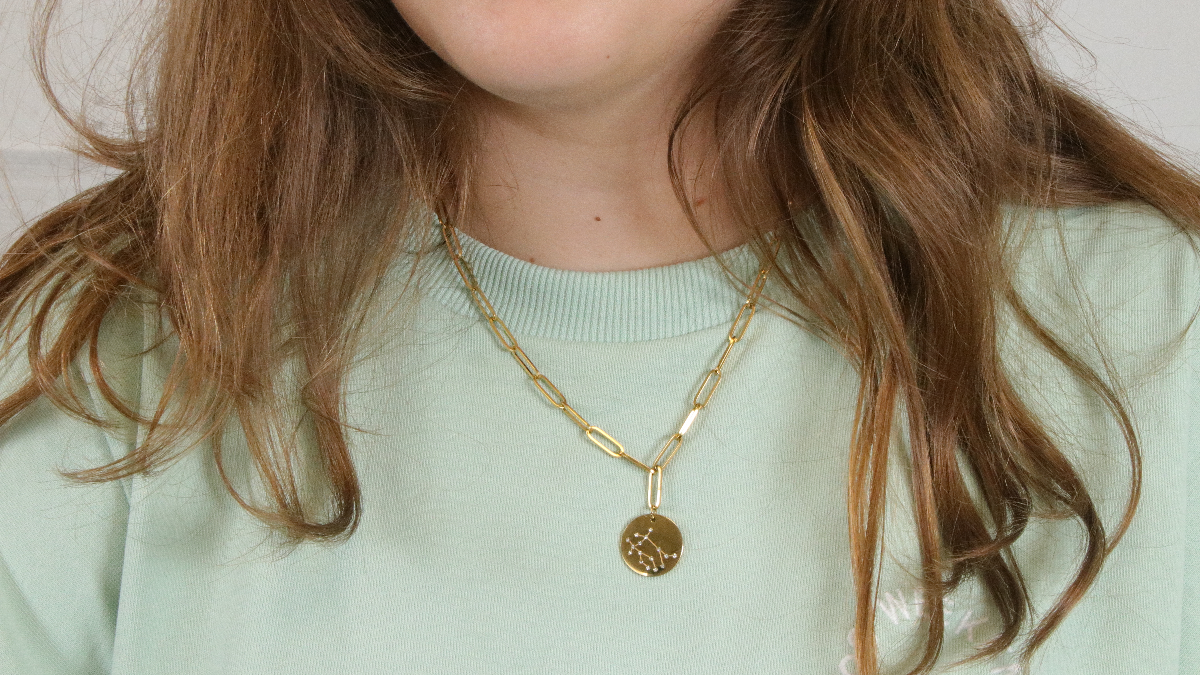 Schema Fai da te Accatastamento di collane d'oro, maxi catene e girocolli di perle d'acqua dolce Schema Fai da te Accatastamento di collane d'oro, maxi catene e girocolli di perle d'acqua dolce