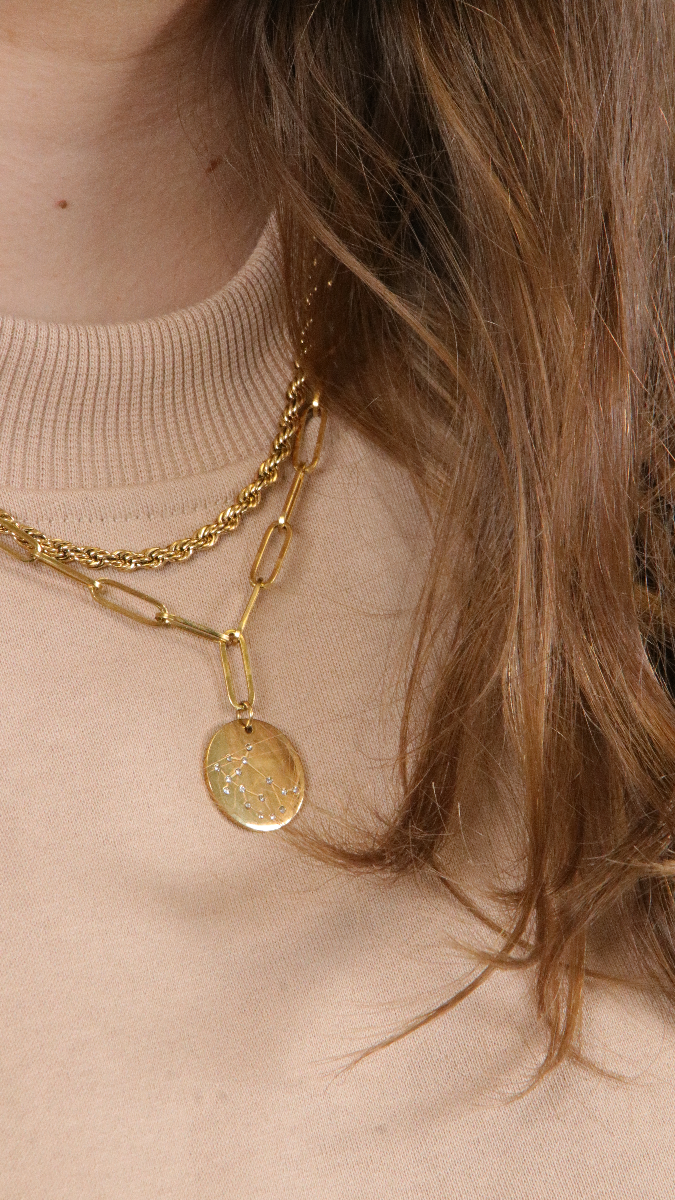 Schema Fai da te Accatastamento di collane d'oro, maxi catene e girocolli di perle d'acqua dolce Schema Fai da te Accatastamento di collane d'oro, maxi catene e girocolli di perle d'acqua dolce