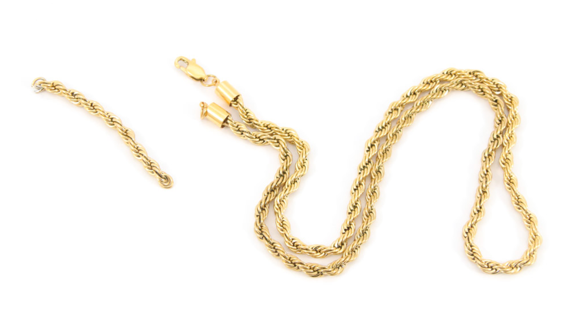 Fai da te Accatastamento di collane d'oro, maxi catene e girocolli di perle d'acqua dolce : Tappa 3 Fai da te Accatastamento di collane d'oro, maxi catene e girocolli di perle d'acqua dolce : Tappa 3