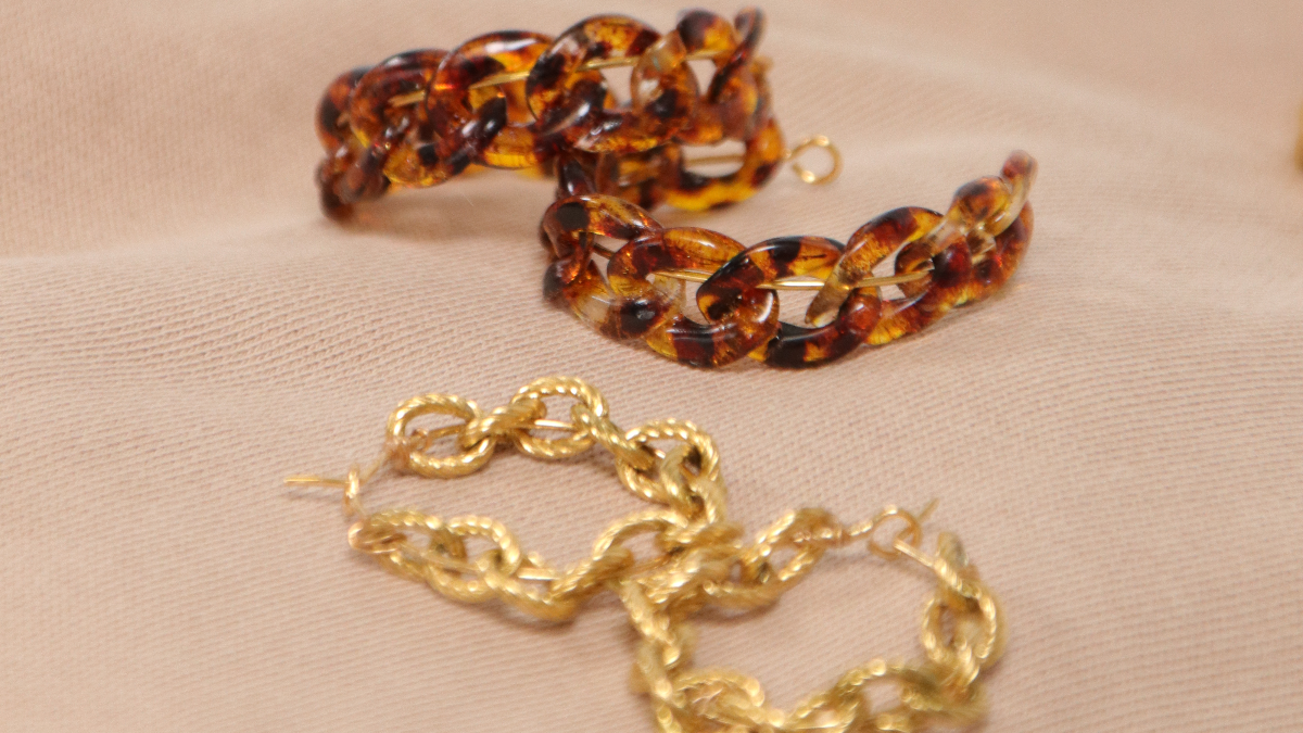 Orecchini in metallo e acrilico a grande punto creolo