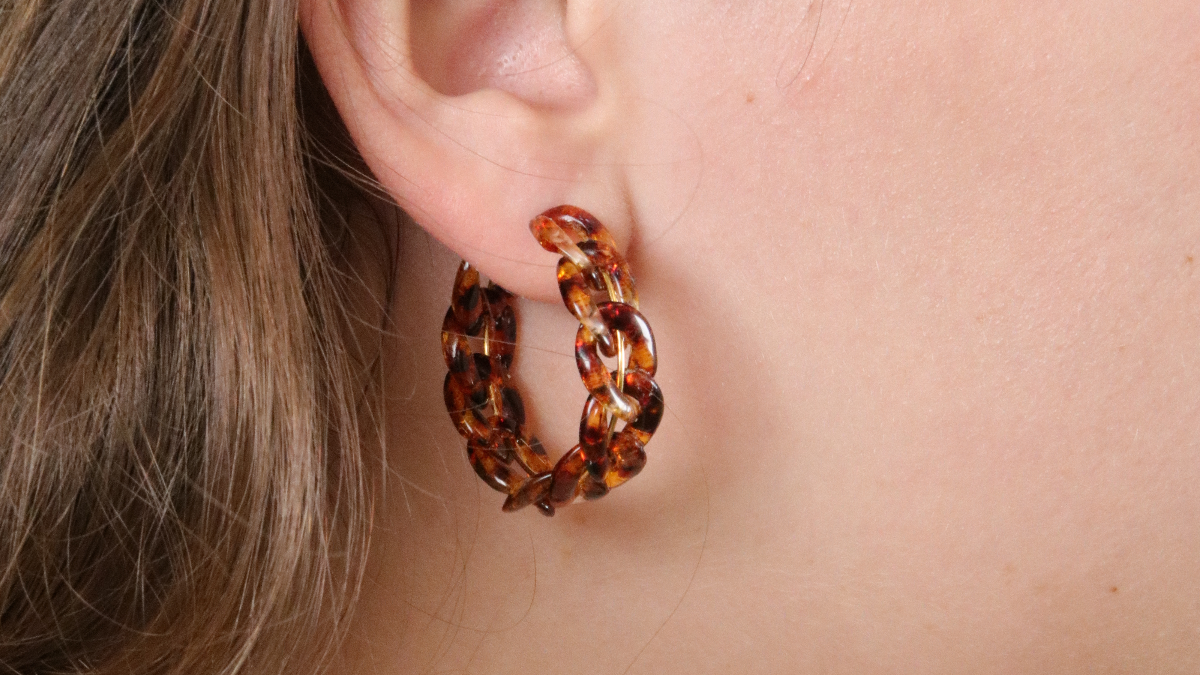 Schema Orecchini in metallo e acrilico a grande punto creolo Schema Orecchini in metallo e acrilico a grande punto creolo