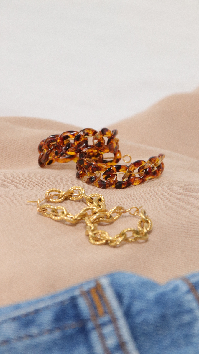 Schema Orecchini in metallo e acrilico a grande punto creolo Schema Orecchini in metallo e acrilico a grande punto creolo