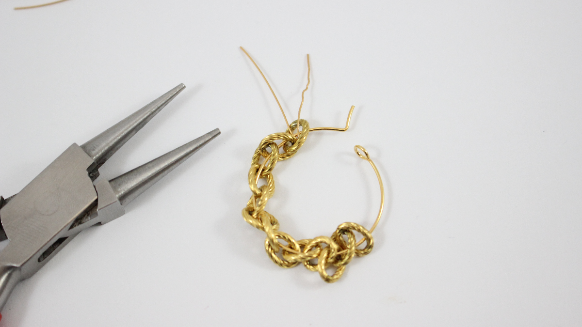 Orecchini in metallo e acrilico a grande punto creolo : Tappa 4 Orecchini in metallo e acrilico a grande punto creolo : Tappa 4