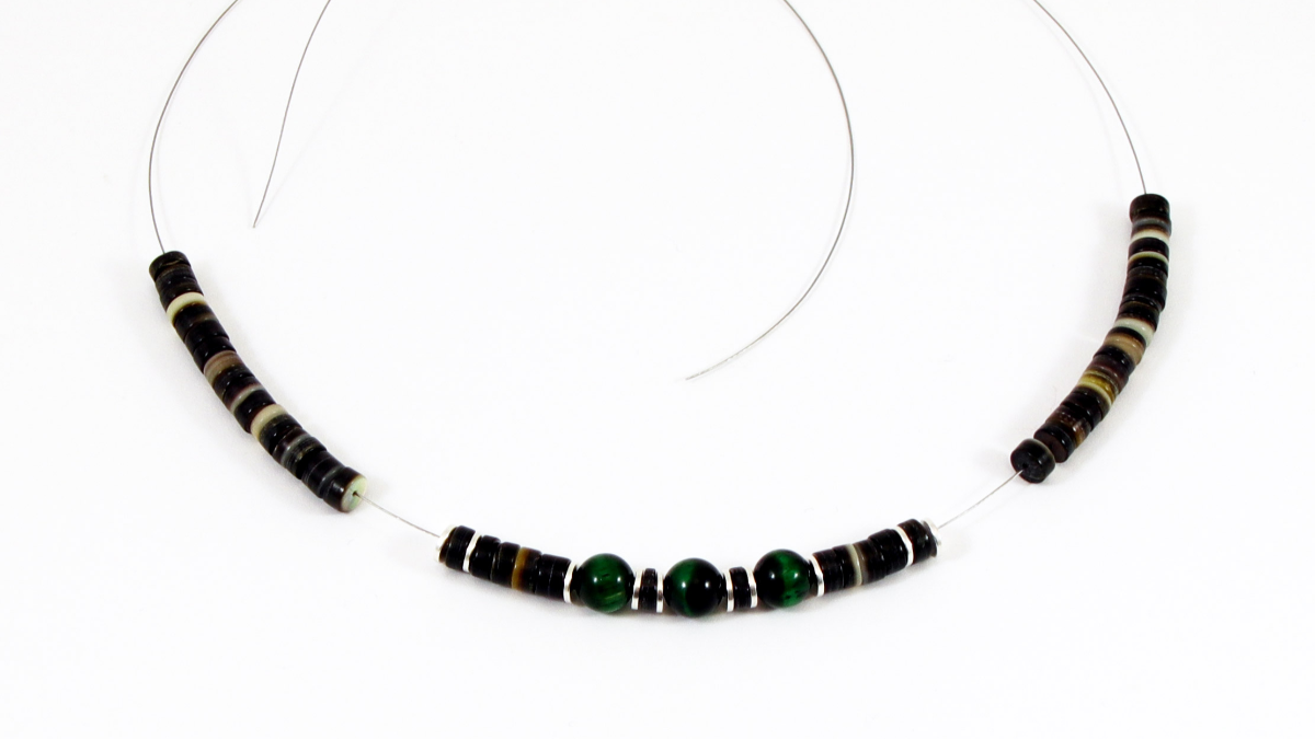 Collana da surfista per uomini heishis e occhio di tigre : Tappa 2