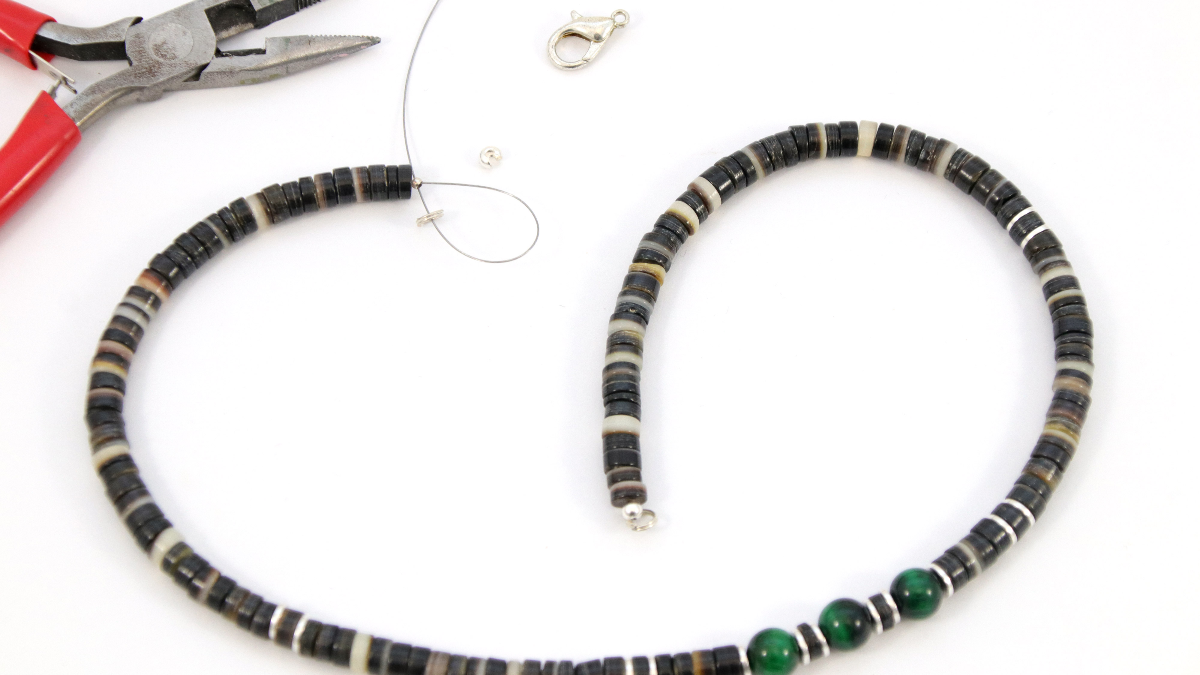 Collana da surfista per uomini heishis e occhio di tigre : Tappa 3