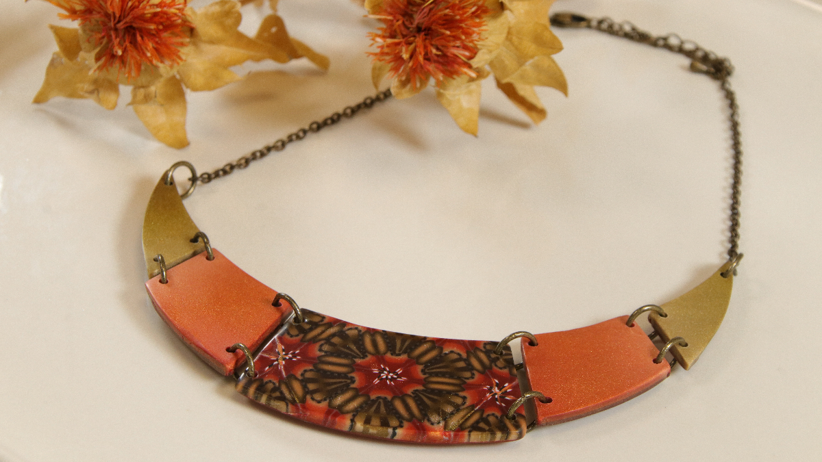 Collare geometrico del pettorale e caleidoscopio d'anatra in argilla polimerica