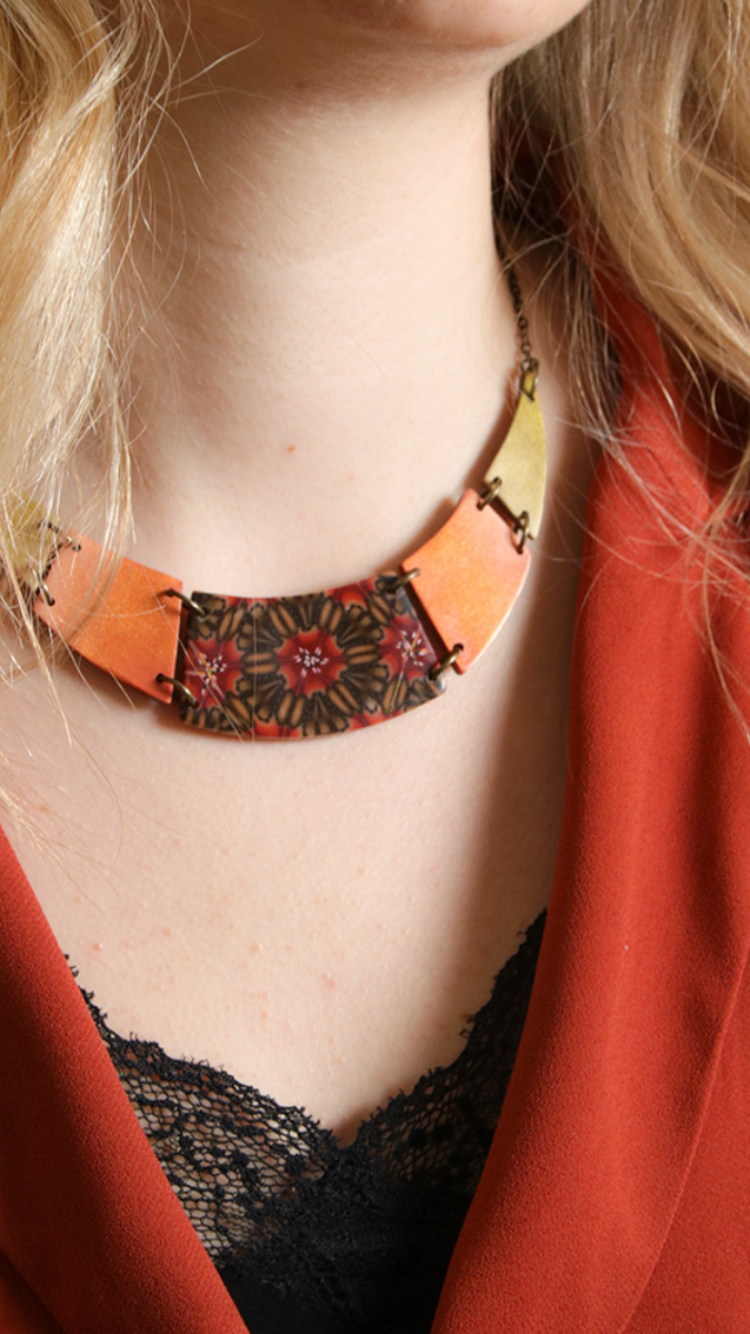 Schema Collare geometrico del pettorale e caleidoscopio d'anatra in argilla polimerica Schema Collare geometrico del pettorale e caleidoscopio d'anatra in argilla polimerica