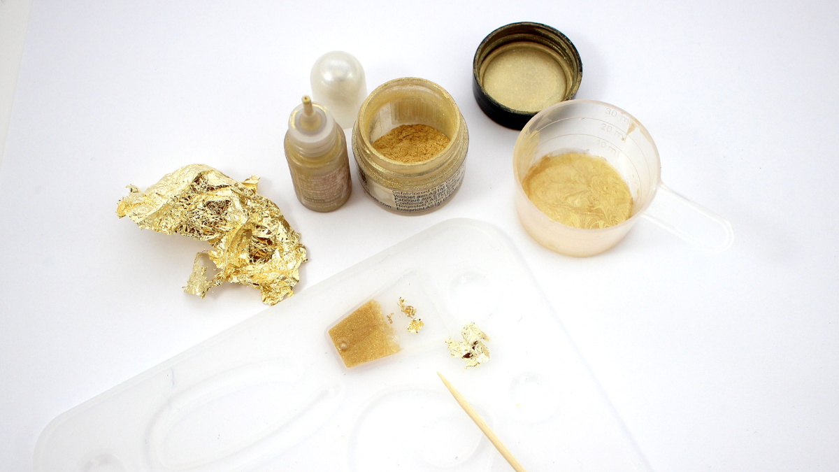 Orecchini d'oro in resina con foglie d'oro : Tappa 2