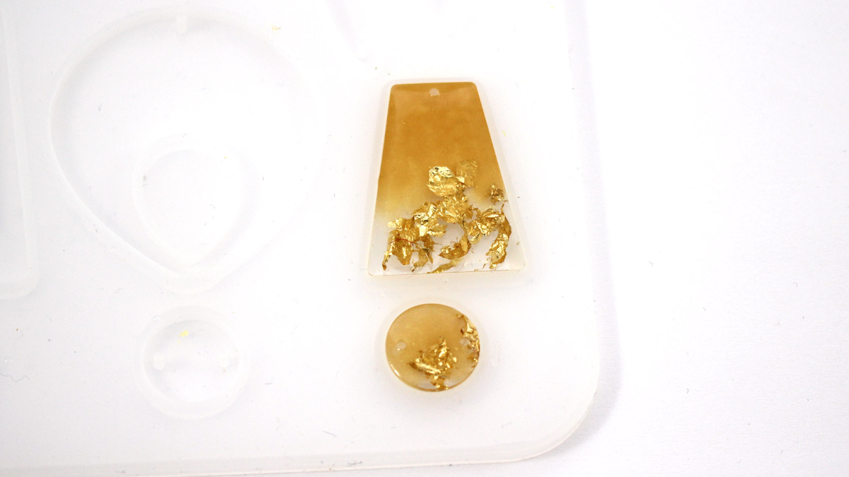 Orecchini d'oro in resina con foglie d'oro : Tappa 3