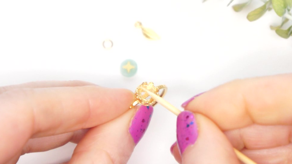 Anello con amazzonite cabochon placcato oro e stella d'oro : Tappa 2