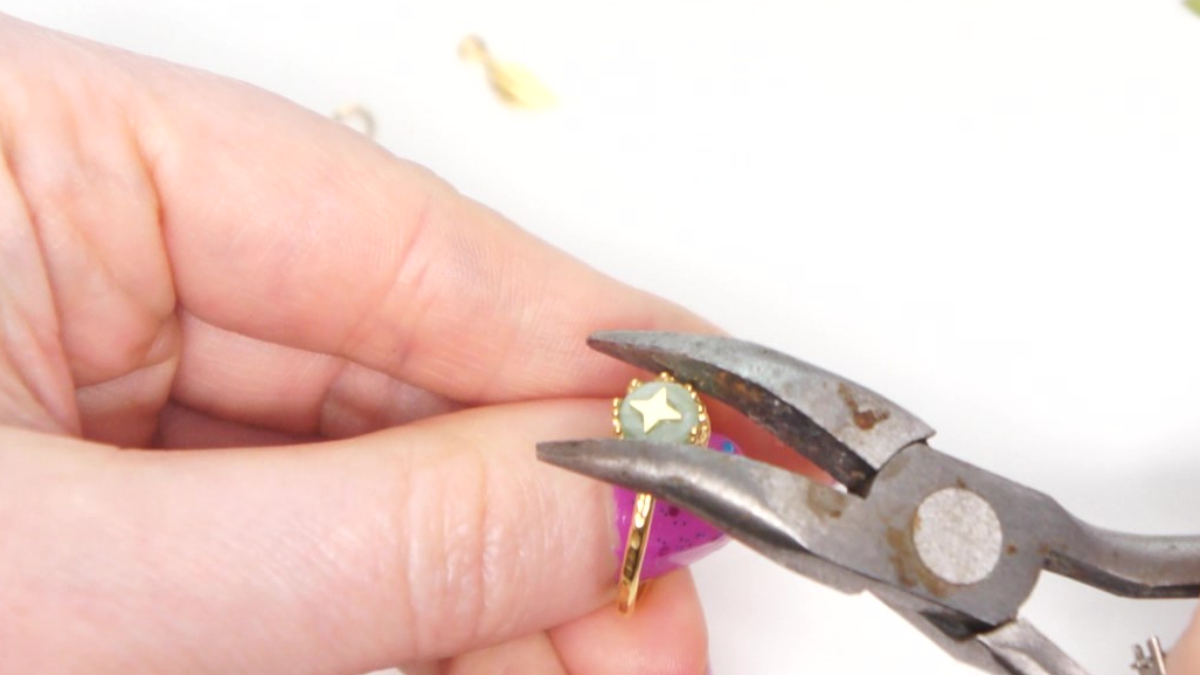 Anello con amazzonite cabochon placcato oro e stella d'oro : Tappa 3