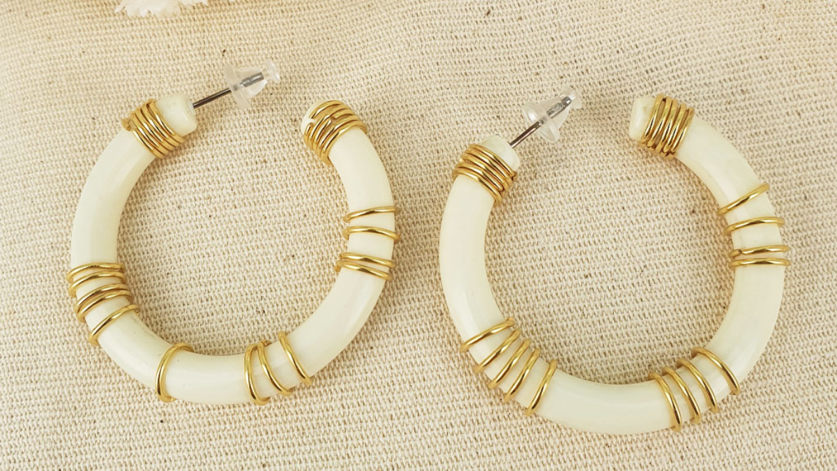 Orecchini creoli in resina con anelli d'oro