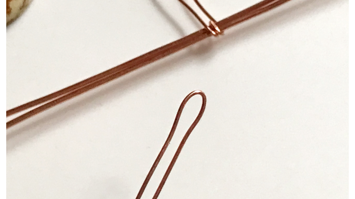 Ciondolo con cabochon di pietra preziosa e filo di rame : Tappa 7 Ciondolo con cabochon di pietra preziosa e filo di rame : Tappa 7