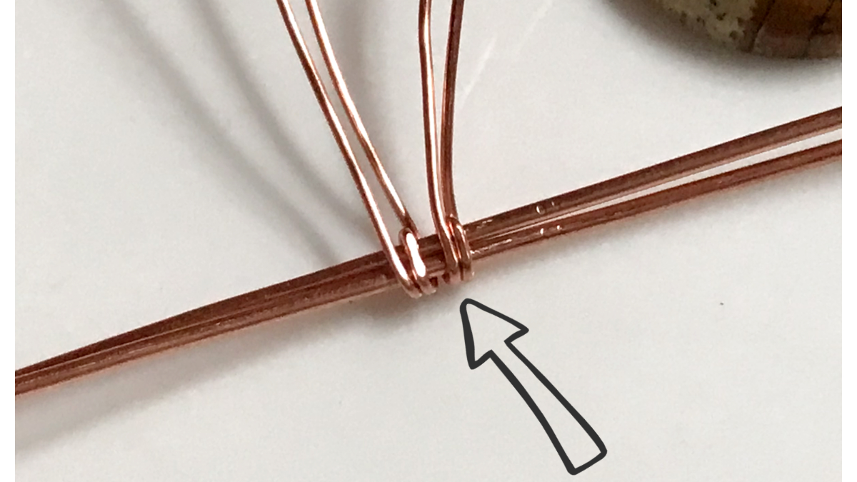 Ciondolo con cabochon di pietra preziosa e filo di rame : Tappa 9 Ciondolo con cabochon di pietra preziosa e filo di rame : Tappa 9