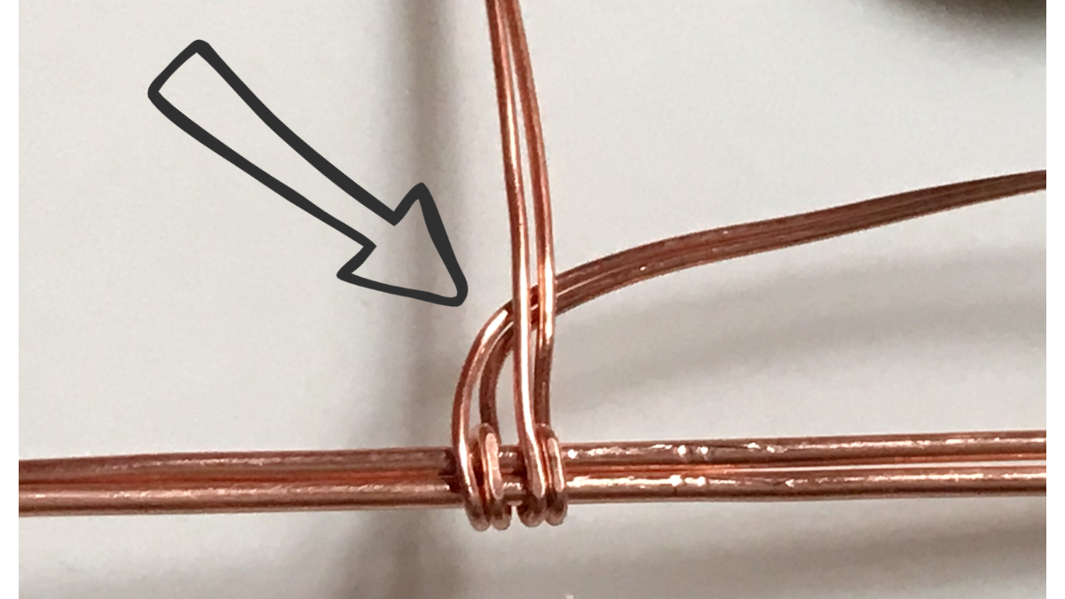 Ciondolo con cabochon di pietra preziosa e filo di rame : Tappa 10 Ciondolo con cabochon di pietra preziosa e filo di rame : Tappa 10