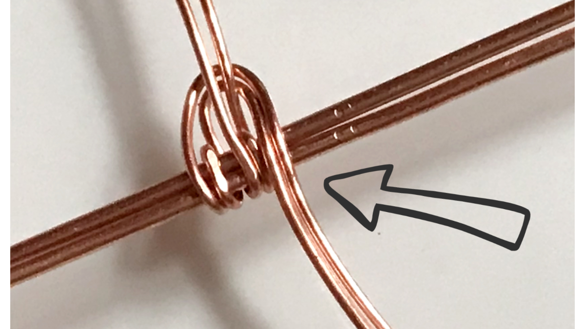 Ciondolo con cabochon di pietra preziosa e filo di rame : Tappa 11 Ciondolo con cabochon di pietra preziosa e filo di rame : Tappa 11