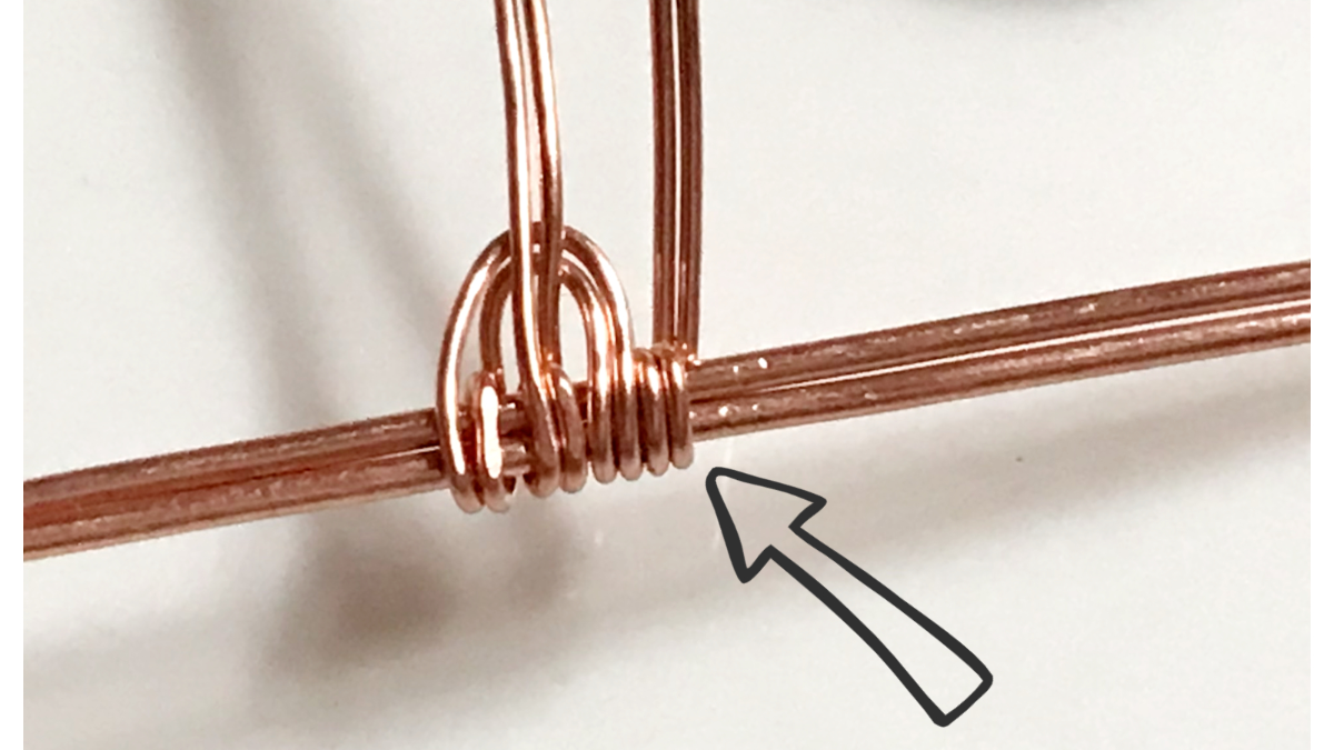 Ciondolo con cabochon di pietra preziosa e filo di rame : Tappa 12 Ciondolo con cabochon di pietra preziosa e filo di rame : Tappa 12