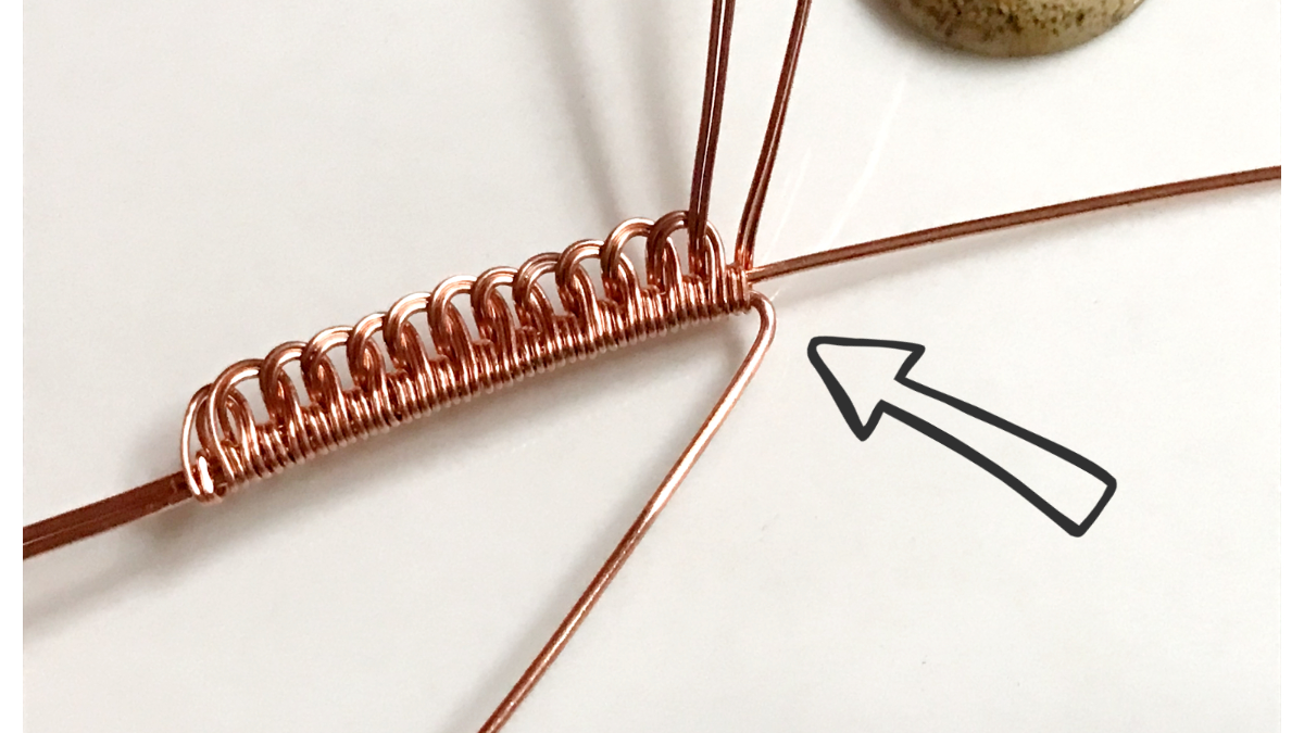 Ciondolo con cabochon di pietra preziosa e filo di rame : Tappa 19 Ciondolo con cabochon di pietra preziosa e filo di rame : Tappa 19