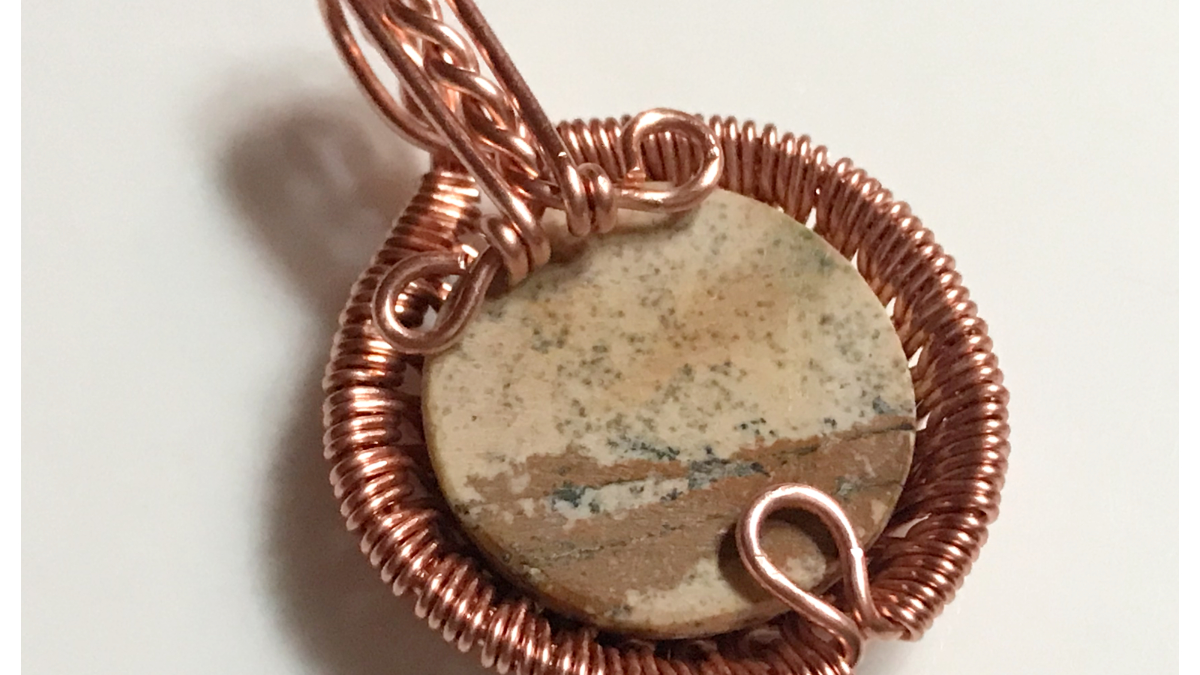 Ciondolo con cabochon di pietra preziosa e filo di rame : Tappa 38 Ciondolo con cabochon di pietra preziosa e filo di rame : Tappa 38