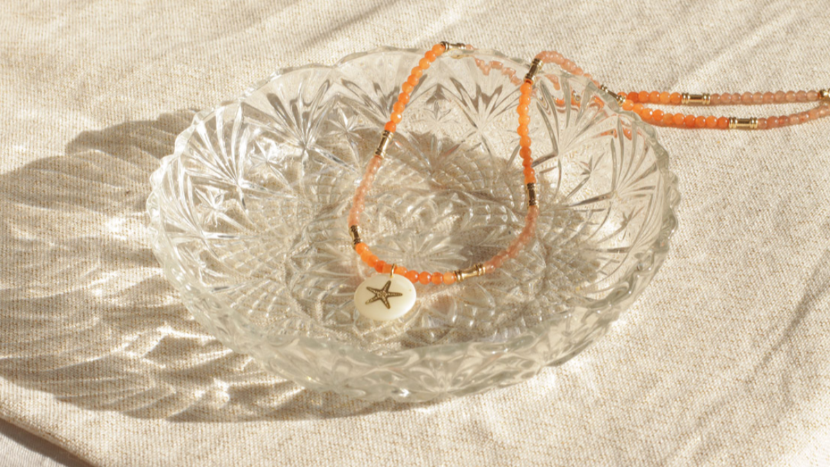 Schema DIY Collana di pietre semi-preziose Agate e ciondolo in madreperla Schema DIY Collana di pietre semi-preziose Agate e ciondolo in madreperla