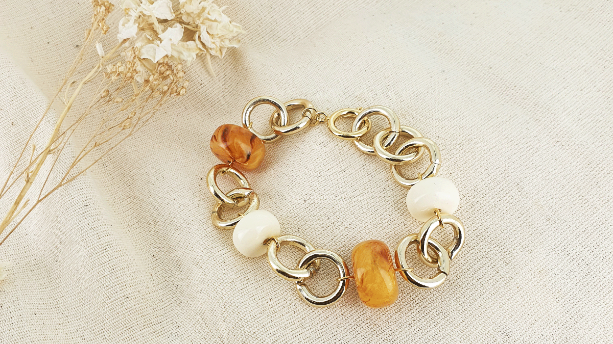 Bracciale placcato in oro con perline rotonde in resina Bracciale placcato in oro con perline rotonde in resina