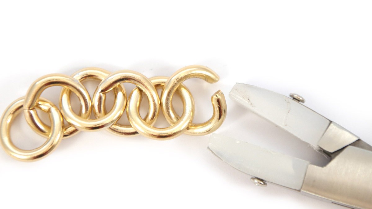 Bracciale placcato in oro con perline rotonde in resina : Tappa 5