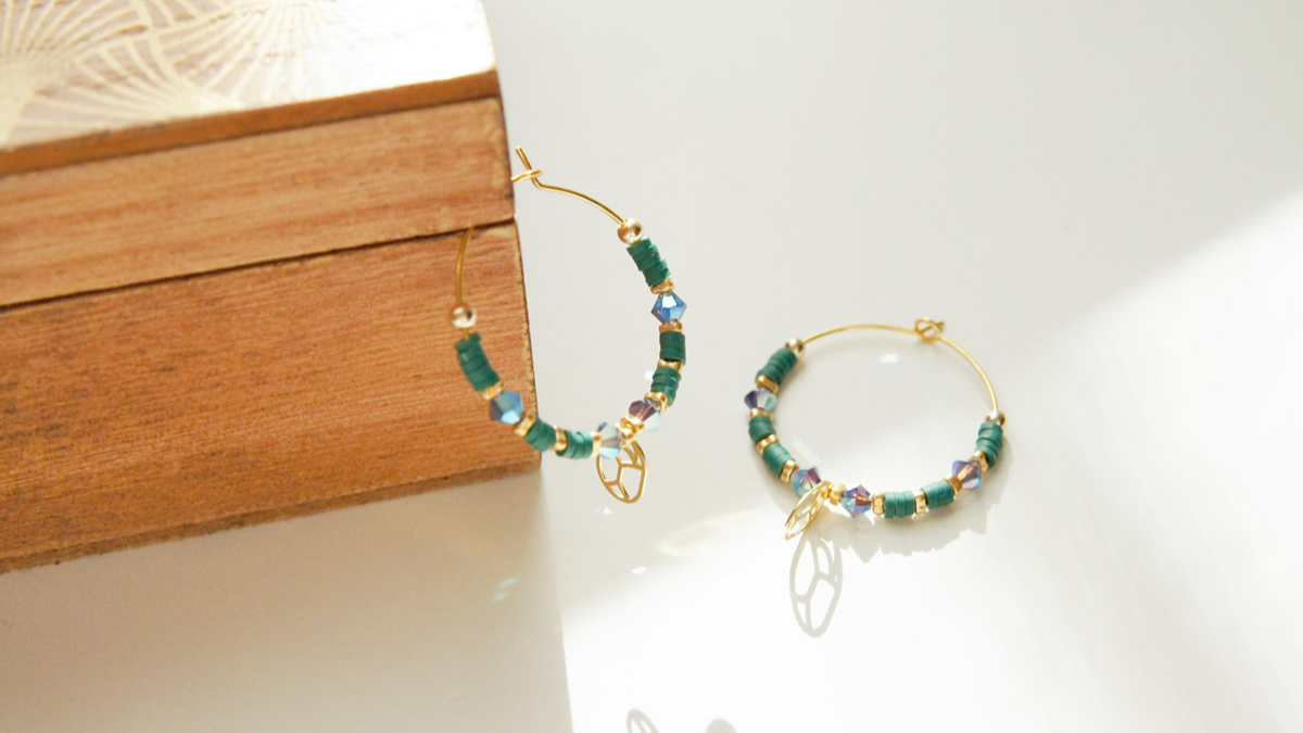 Schema Fai da te piccole perle di smeraldo Heishi e fascino a forma di scarabeo