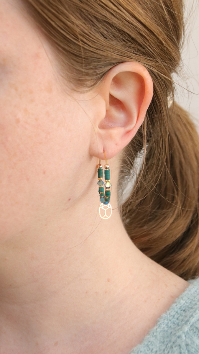 Schema Fai da te piccole perle di smeraldo Heishi e fascino a forma di scarabeo