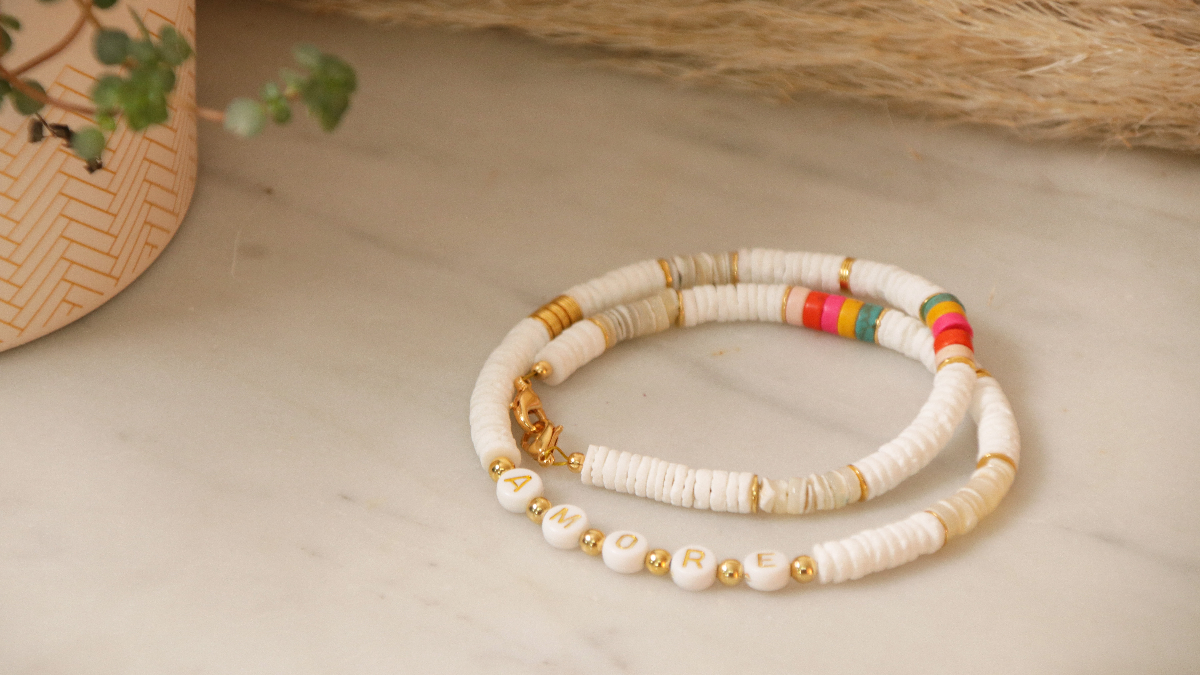 Gioiello fai da te 3 in 1 messaggio fatto di conchiglie heishi e perline di lettere Gioiello fai da te 3 in 1 messaggio fatto di conchiglie heishi e perline di lettere